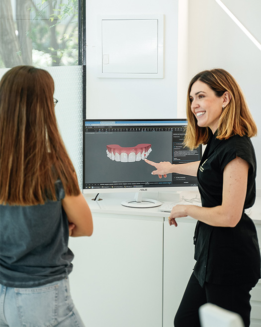 Celia Vilches hablando con una paciente