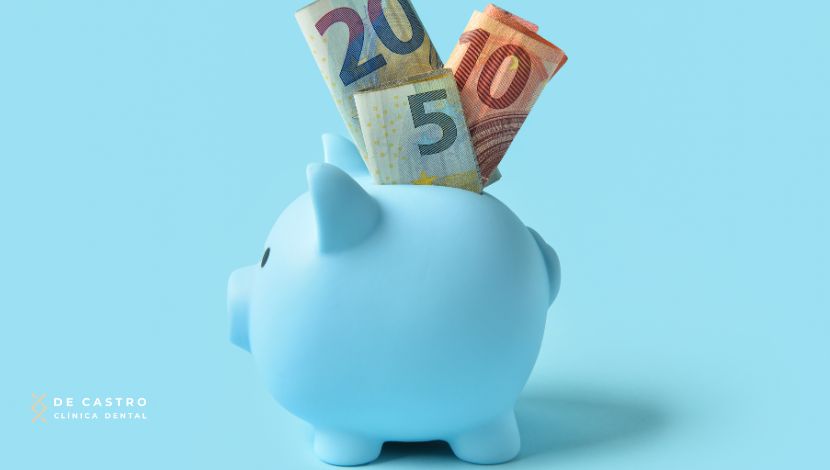 alcancia con billetes de euro simbolizando ofertas de implantes dentales baratos. 
